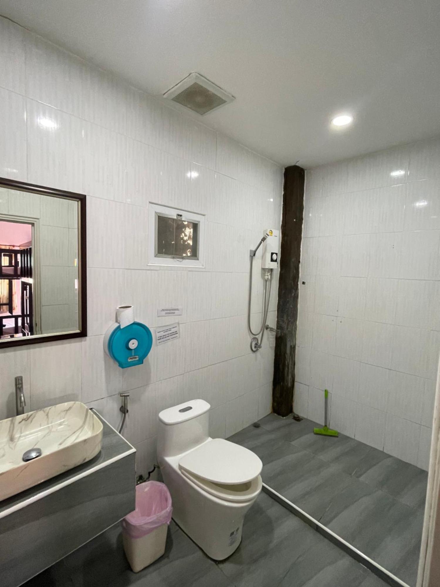 Social Quarters Blanco - Youth Hostel 18 To 35 Only Pantai Railay Bagian luar foto